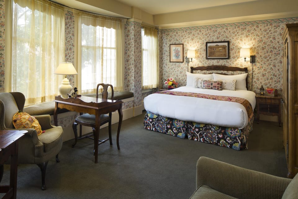 Deluxe Room, 1 King Bed, Fireplace | Premium bedding, in-room safe, iron/ironing board