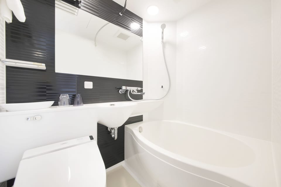 Combined shower/tub, deep soaking tub, free toiletries, hair dryer