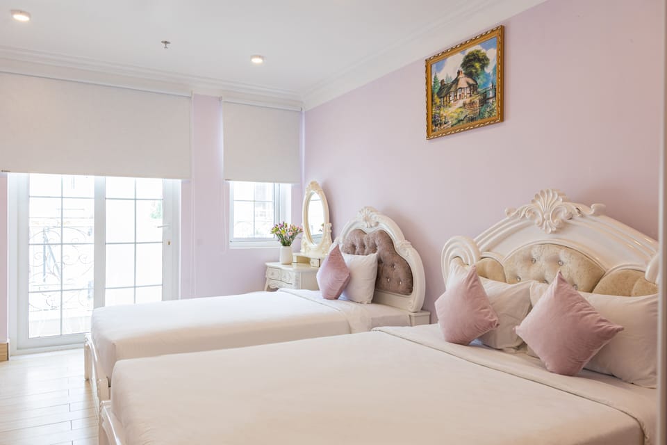 Deluxe Triple Room | Minibar, in-room safe, desk, soundproofing