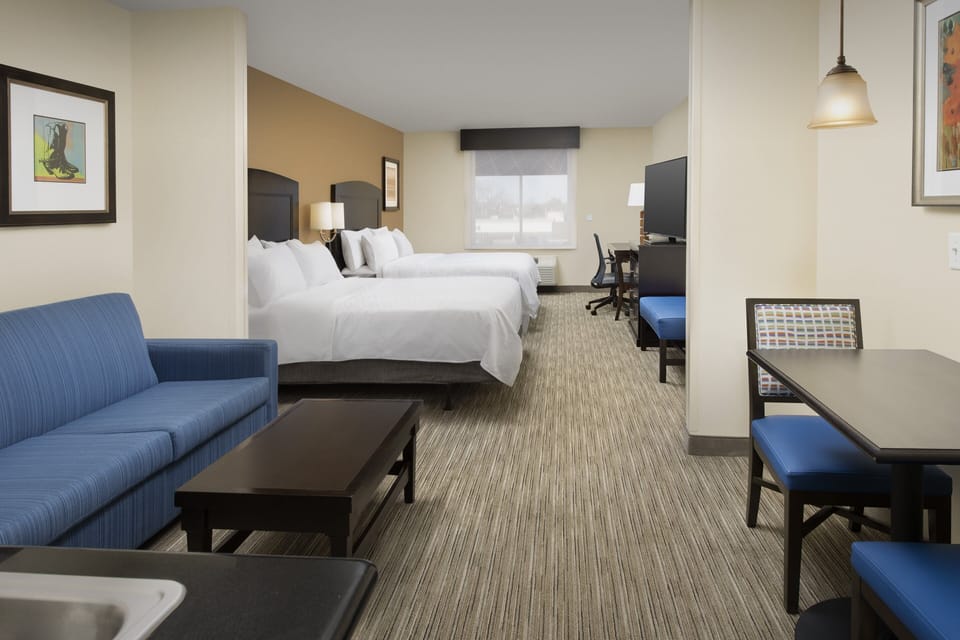 Suite, Multiple Beds, Accessible (Mobility, Accessible Tub) | Desk, blackout drapes, iron/ironing board, rollaway beds (surcharge)