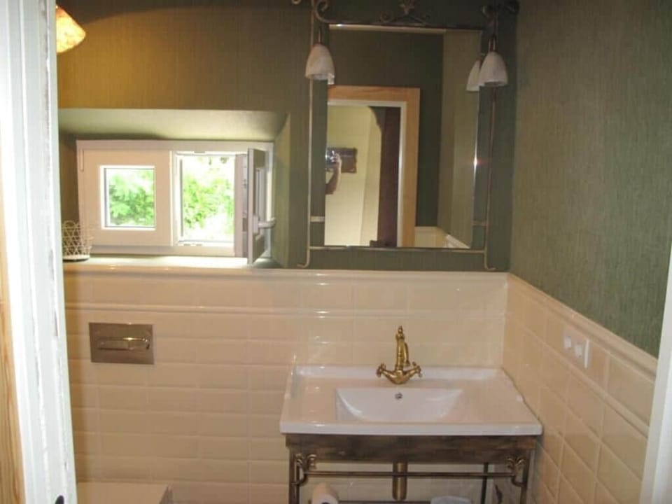 Double Room | Bathroom | Free toiletries, hair dryer, towels