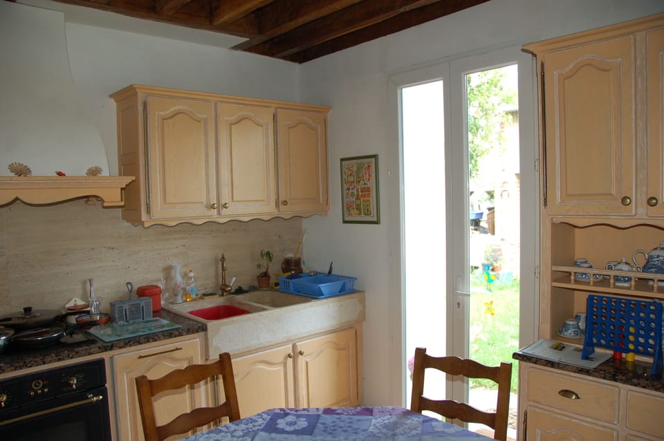 Full-size fridge, microwave, oven, stovetop