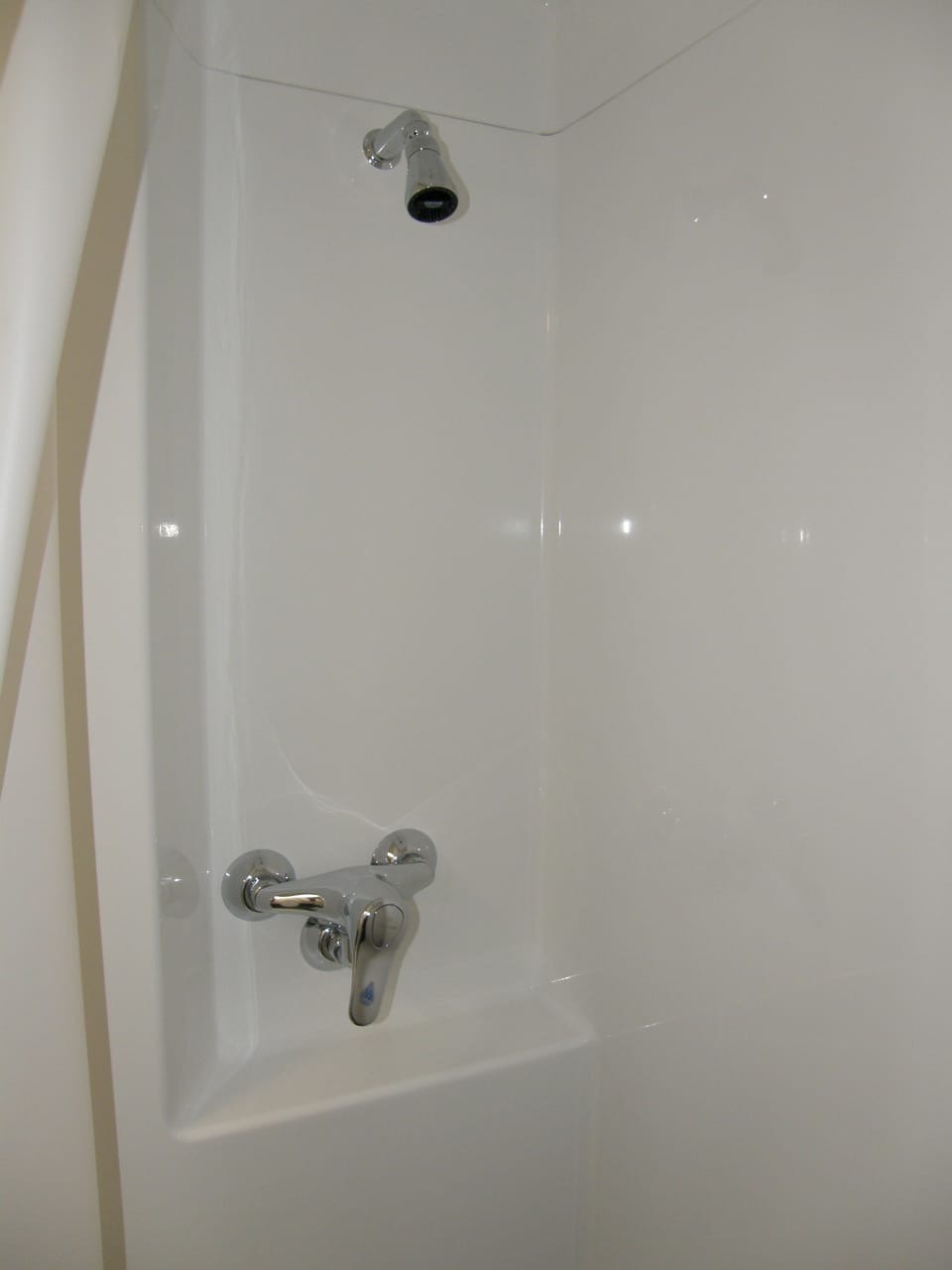 Shower, eco-friendly toiletries, towels