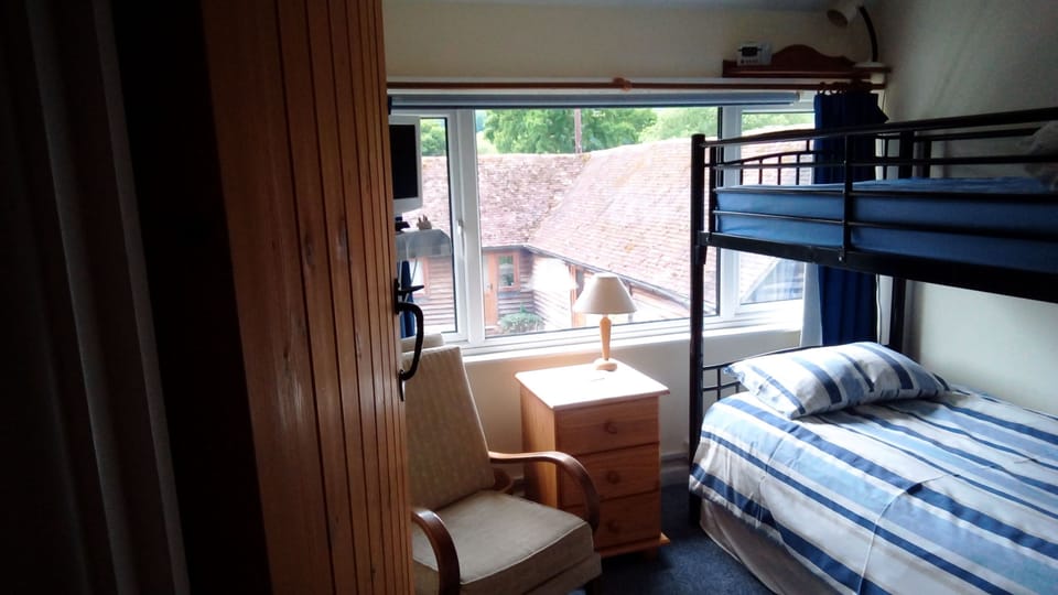 Family Suite | Iron/ironing board, free cribs/infant beds, free WiFi, bed sheets