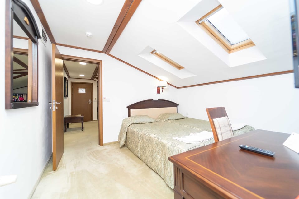VIP Suite | Minibar, desk, blackout drapes, iron/ironing board