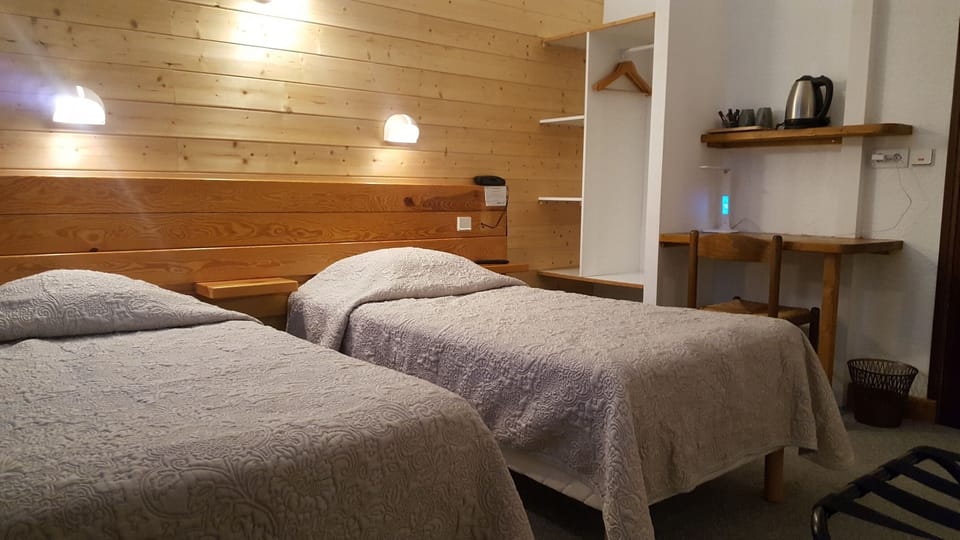 Basic Twin Room, Ensuite | Blackout drapes, free WiFi