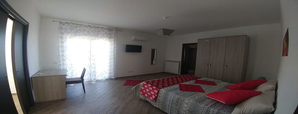 Quadruple Room, Ensuite | Desk, iron/ironing board, free cribs/infant beds, rollaway beds