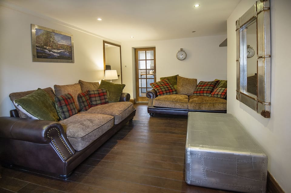 Cottage, 3 Bedrooms | Living room | Flat-screen TV