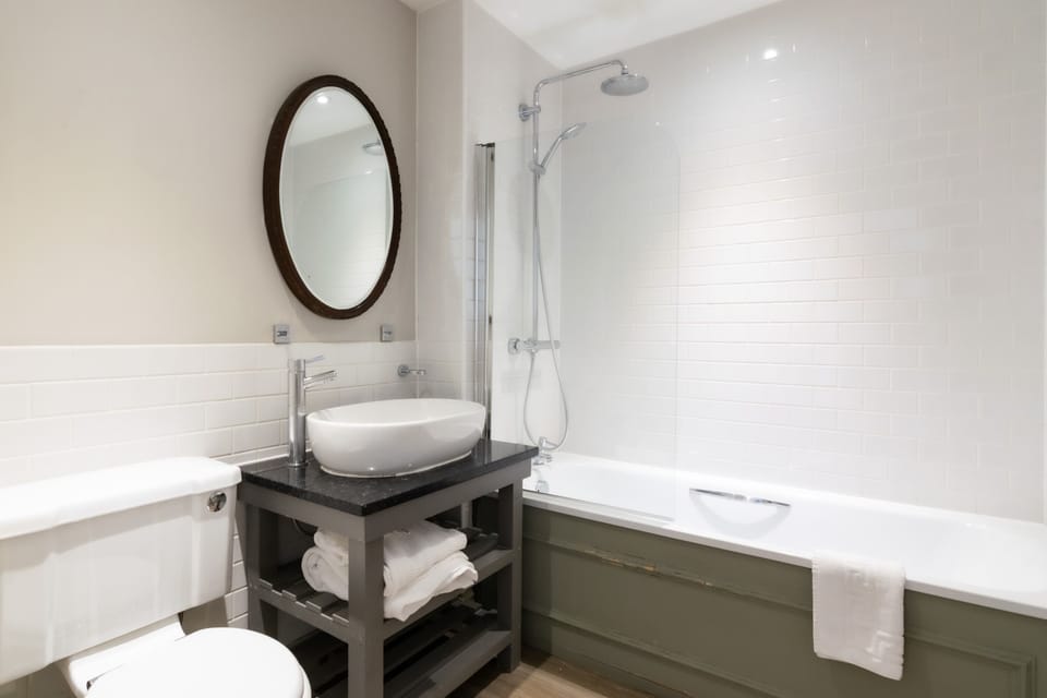 Superior Room | Bathroom | Shower, free toiletries, hair dryer, towels