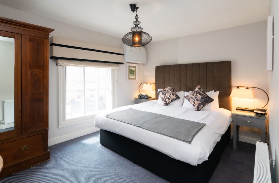 Double Room | In-room safe, desk, iron/ironing board, free WiFi