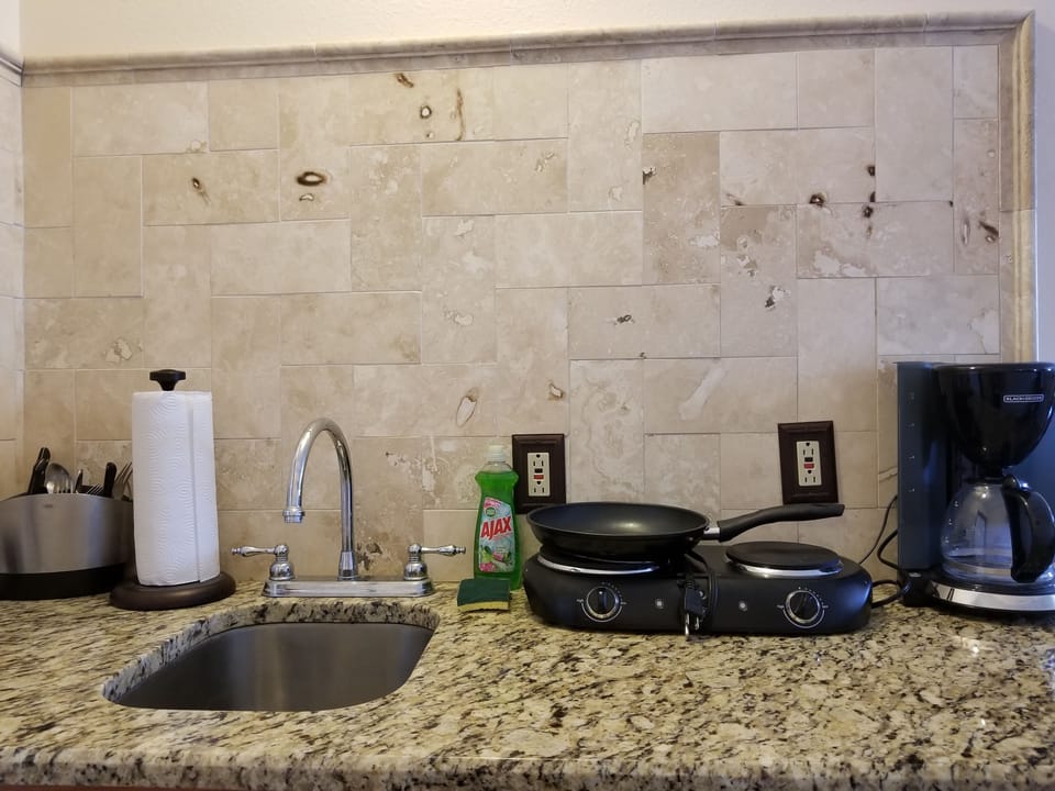 Basic Studio Suite, 1 Queen Bed, Kitchenette | Coffee and/or coffee maker