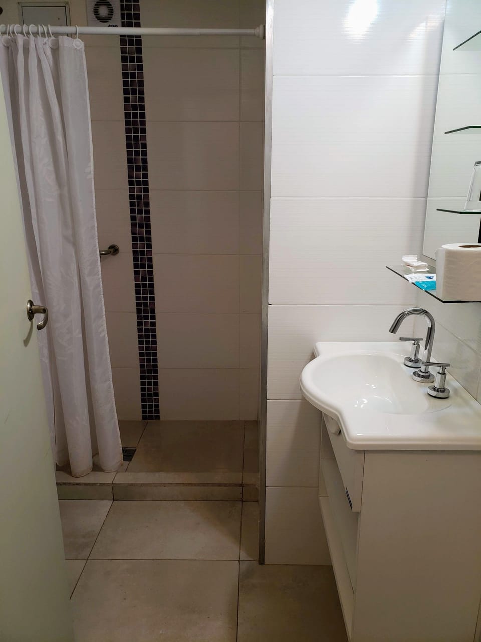 Superior Twin Room, 2 Twin Beds, Non Smoking | Bathroom | Shower, rainfall showerhead, free toiletries, hair dryer