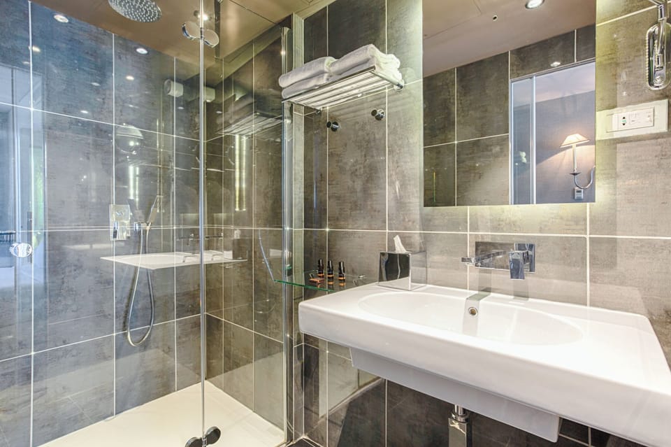 Chambre Supérieure - Maison Albert | Bathroom | Free toiletries, hair dryer, slippers, towels