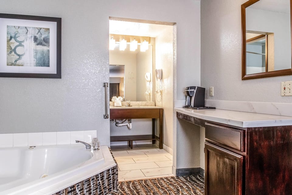Suite, 1 King Bed, Non Smoking, Hot Tub | Pillowtop beds, desk, blackout drapes, iron/ironing board