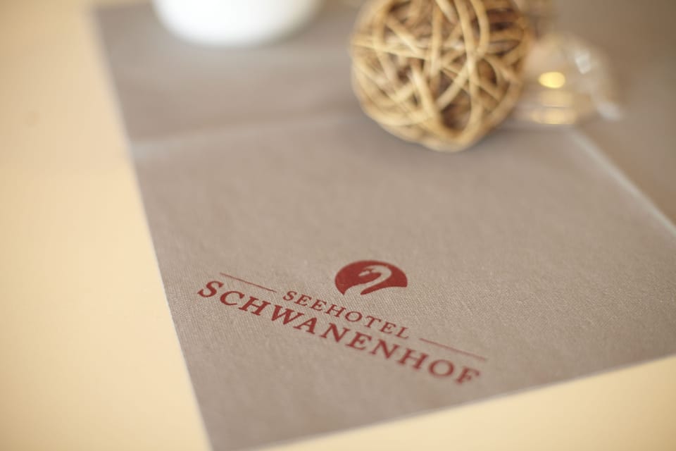 Breakfast, dinner served; international cuisine, alfresco dining 