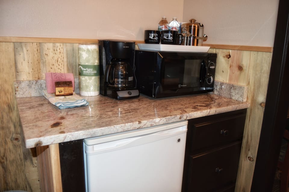 Mountain Lodge King Room | Private kitchenette | Microwave, coffee/tea maker, toaster, highchair