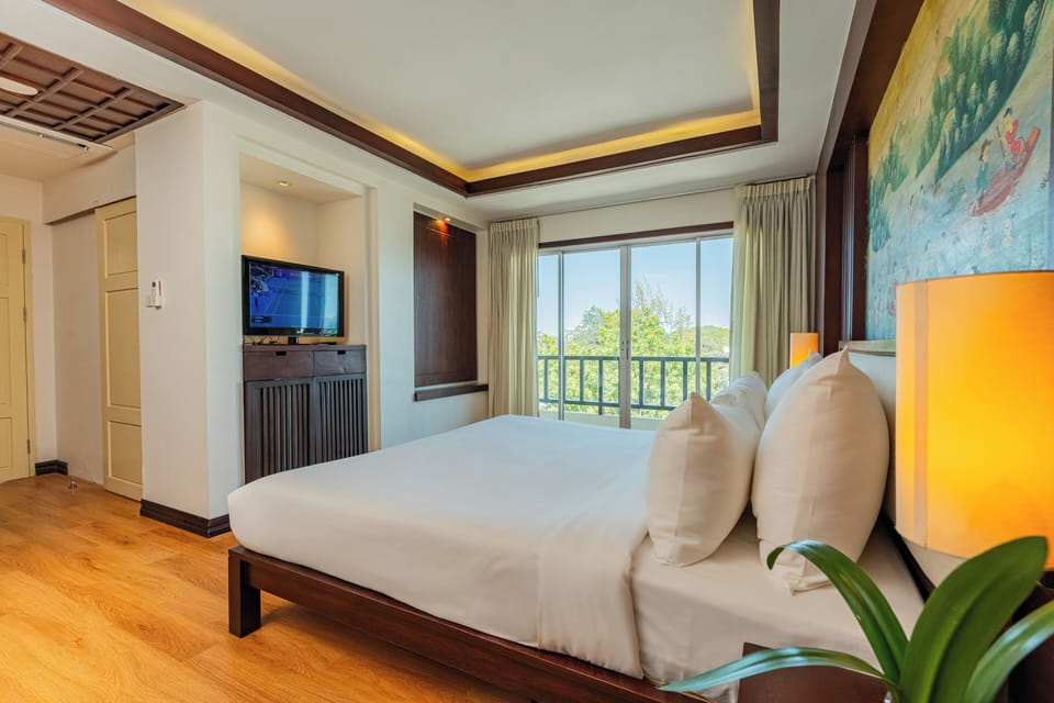 Junior Suite | 1 bedroom, minibar, in-room safe, iron/ironing board