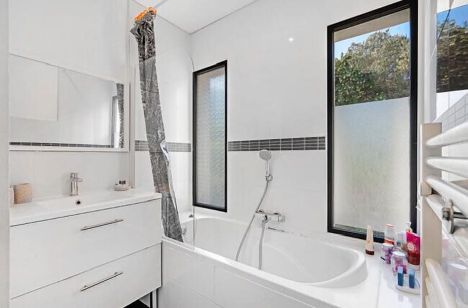 Family Suite | Bathroom | Shower, towels