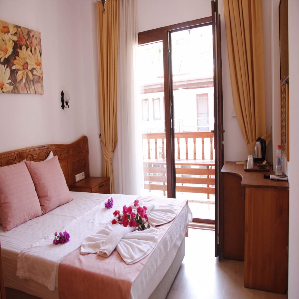 Deluxe Room | Soundproofing, iron/ironing board, free WiFi, bed sheets