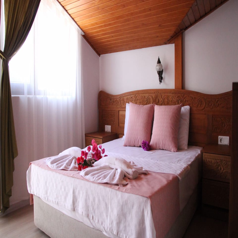 Standard Triple Room | Soundproofing, iron/ironing board, free WiFi, bed sheets