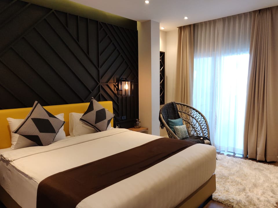 Family Room with Balcony | Minibar, desk, laptop workspace, blackout drapes