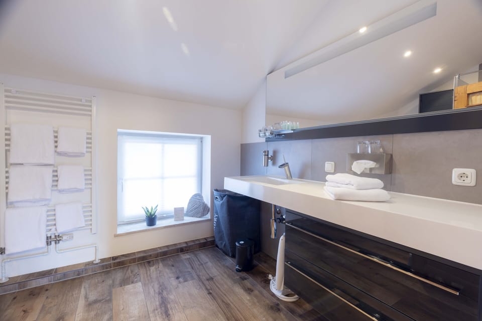 Suite, Balcony | Bathroom | Shower, free toiletries, hair dryer, towels