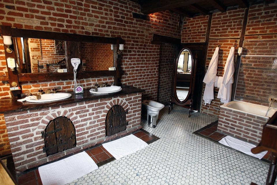 Double Room | Bathroom | Deep soaking tub, rainfall showerhead, free toiletries, hair dryer