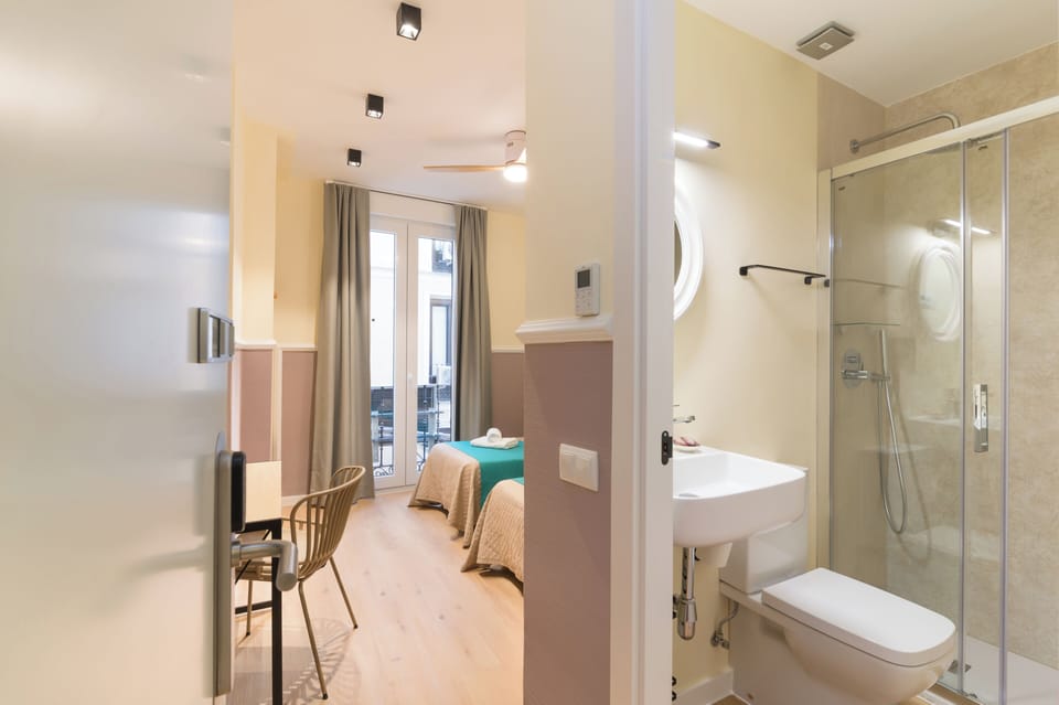 Superior Twin Room, 1 Bedroom | Desk, blackout drapes, soundproofing, iron/ironing board