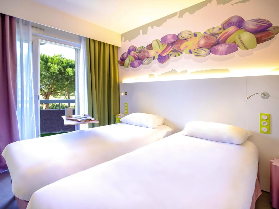 Standard Twin Room, 2 Twin Beds | Minibar, in-room safe, desk, soundproofing