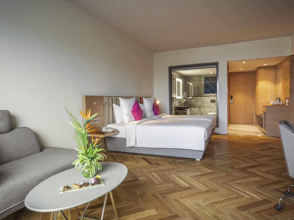Premier Room - Twin Beds | Hypo-allergenic bedding, minibar, in-room safe, desk