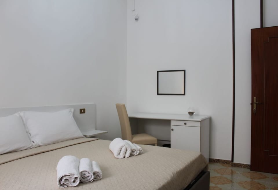 Double or Twin Room, Shared Bathroom (Mirto) | 1 bedroom, premium bedding, minibar, desk