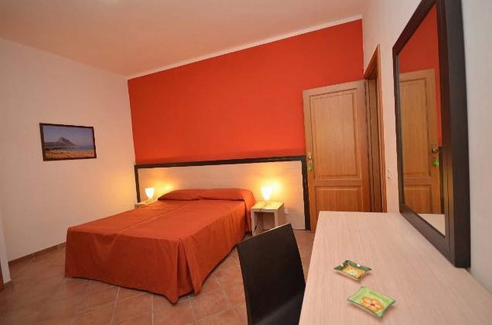 Double Room, Garden View | In-room safe, desk, WiFi (free), bed sheets