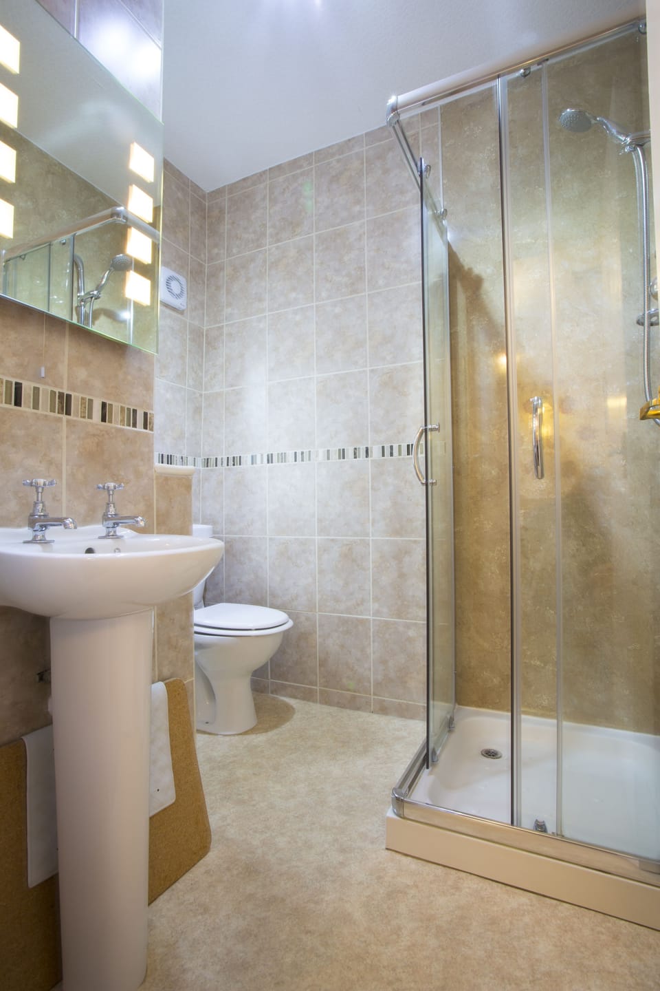 Single Room | Bathroom | Free toiletries, hair dryer, towels