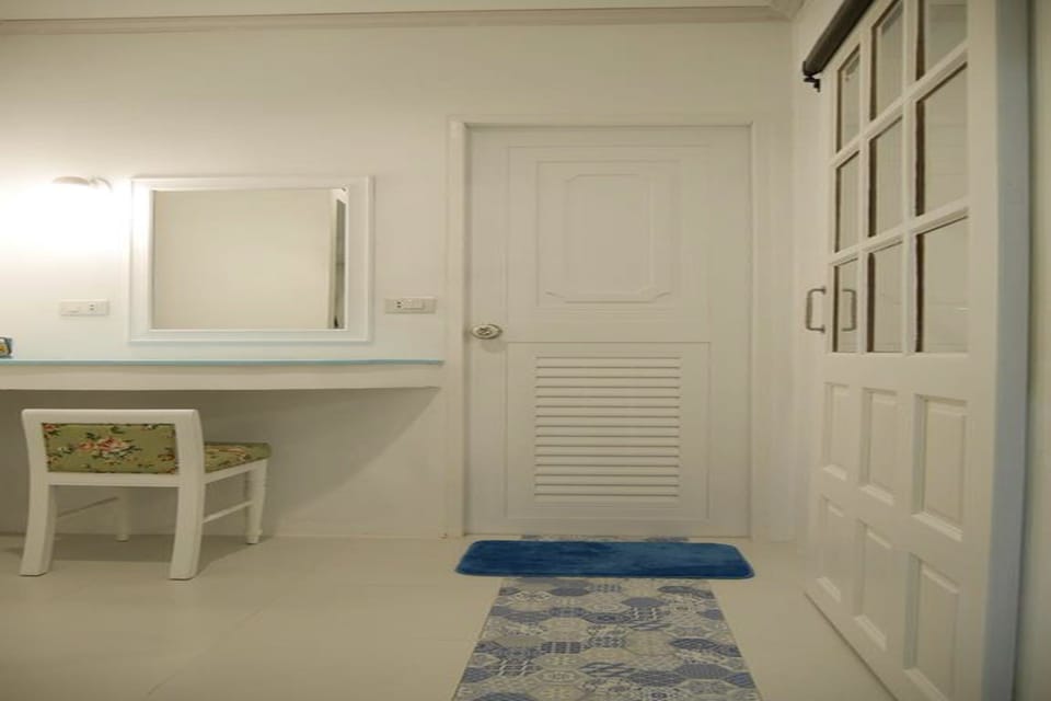 Triple Room with Sea View | In-room safe, blackout drapes, free WiFi, bed sheets