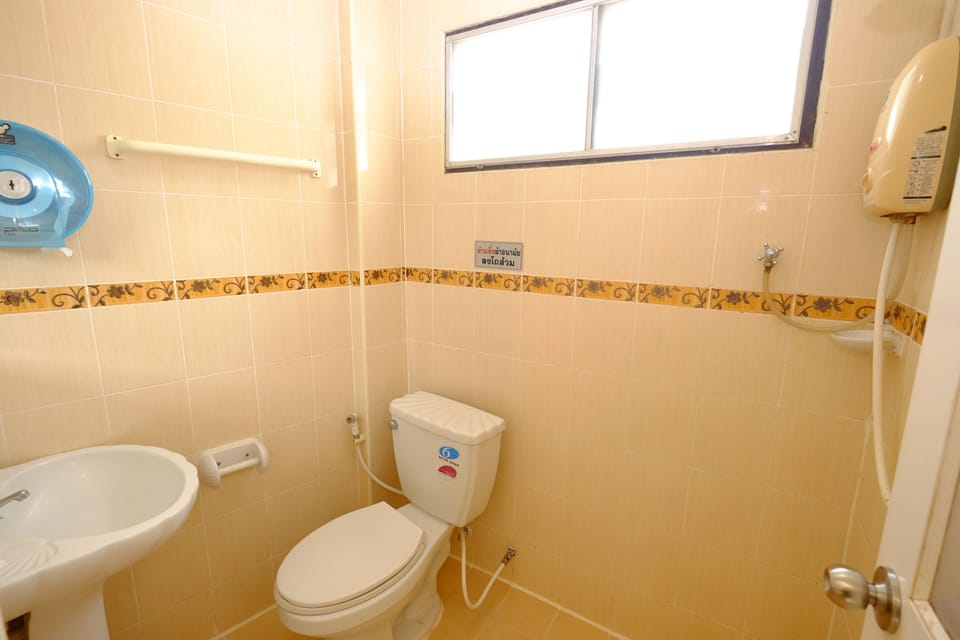 Shower, free toiletries, towels