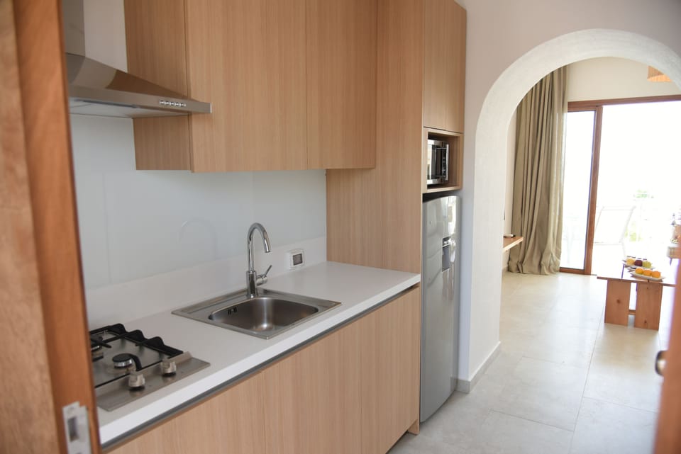 Full-size fridge, microwave, electric kettle, highchair