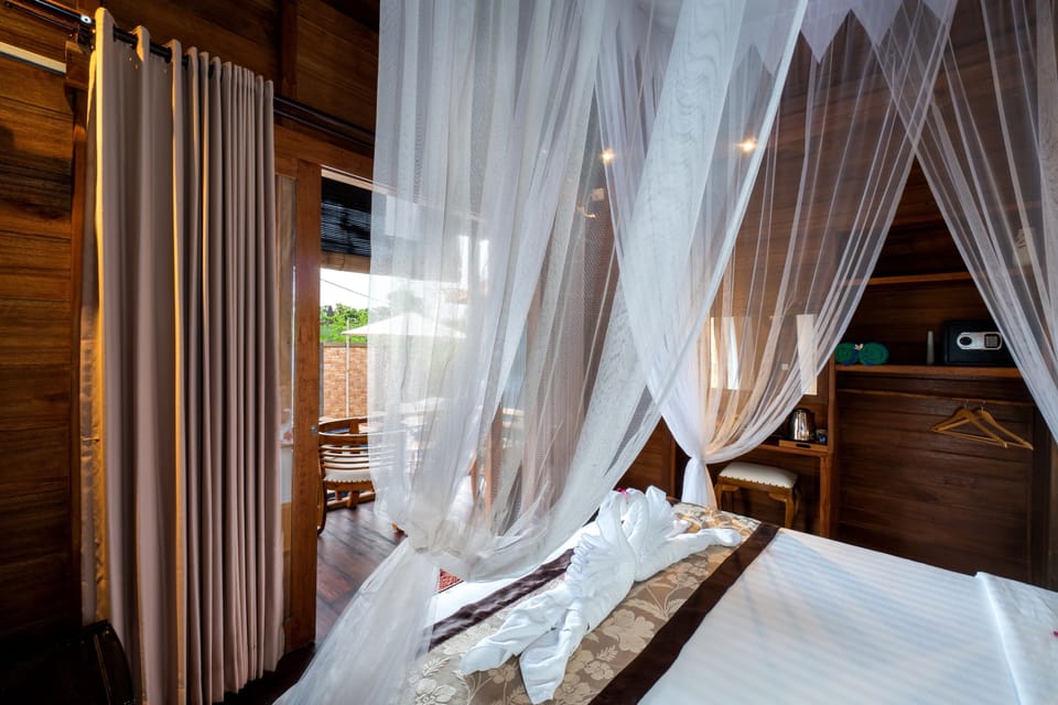 Junior Suite, Pool View | Minibar, in-room safe, desk, iron/ironing board