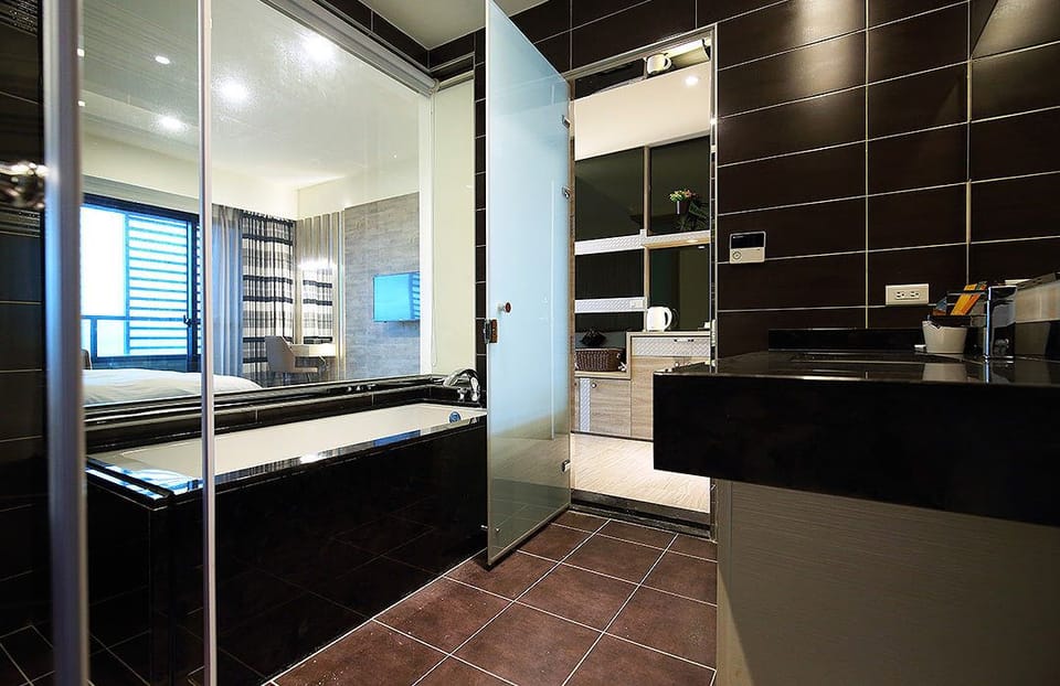 Deluxe Double Room | Bathroom amenities | Rainfall showerhead, free toiletries, hair dryer, slippers