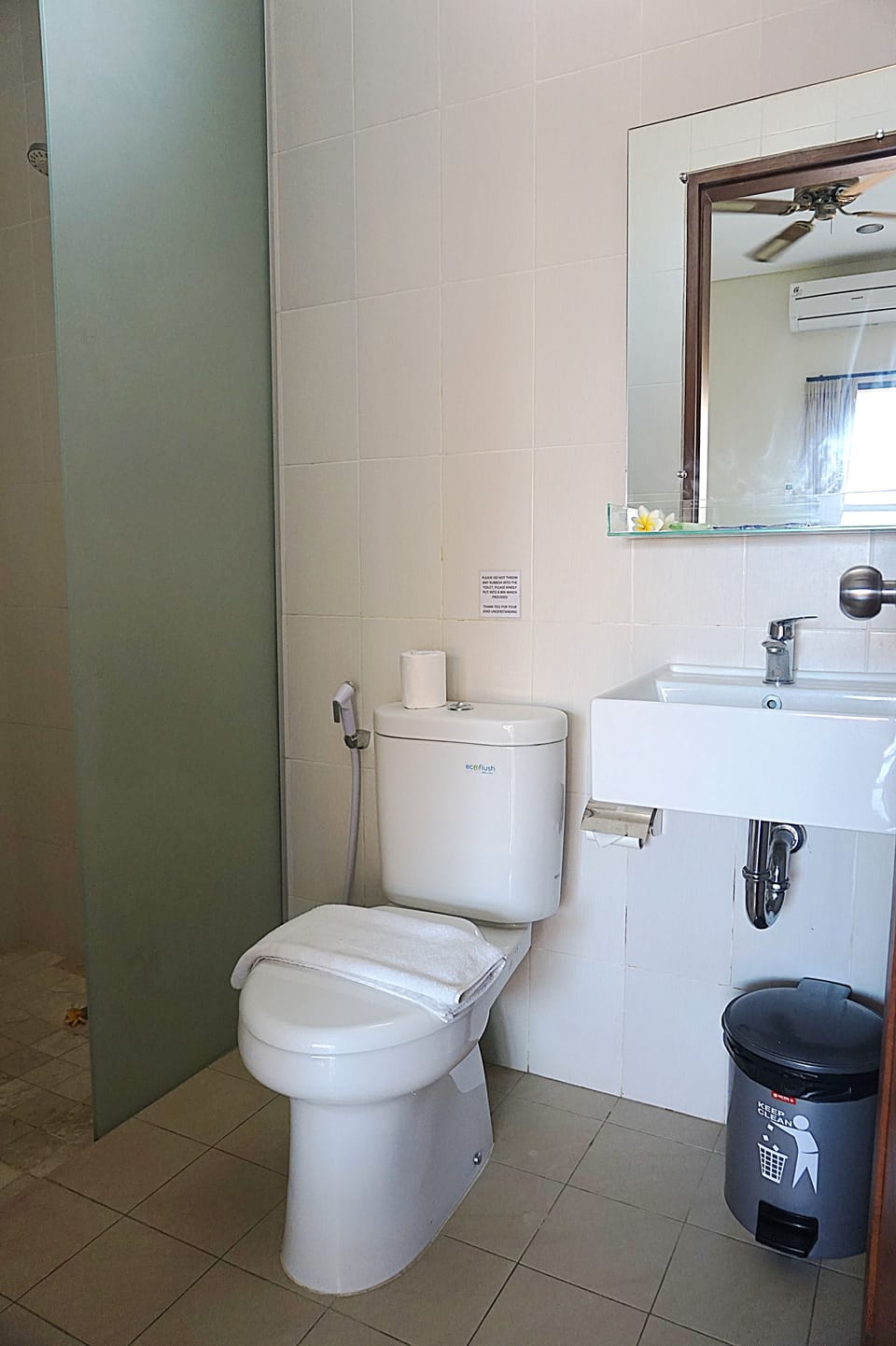Shower, free toiletries, towels