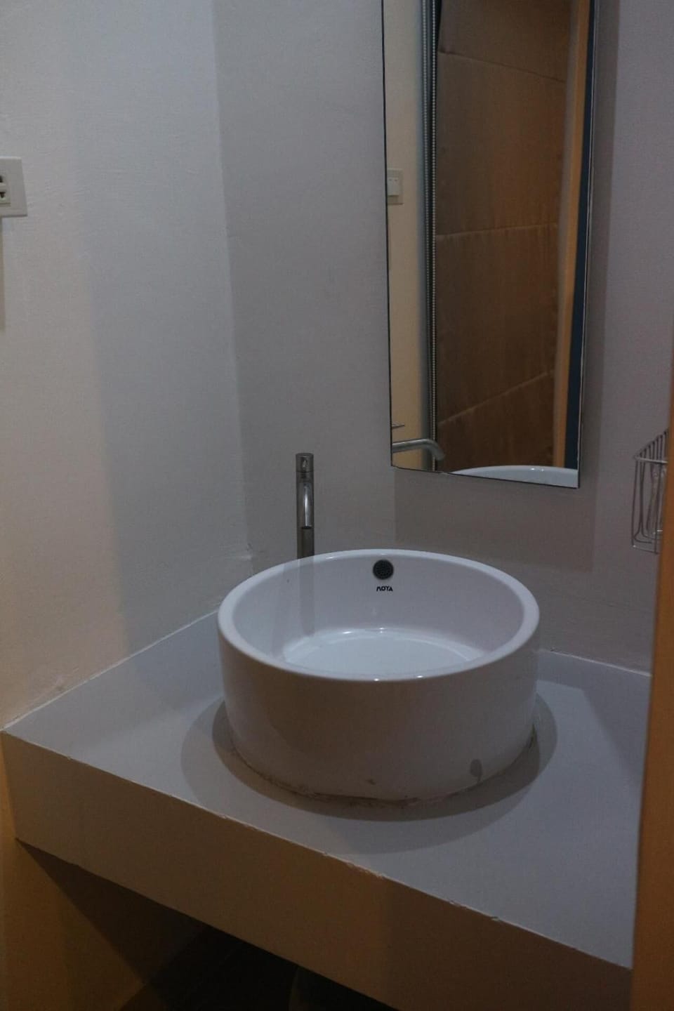 Shower, free toiletries, hair dryer
