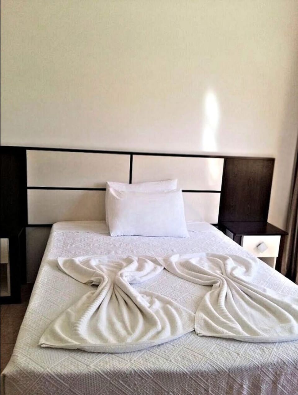Executive Suite | 1 bedroom, iron/ironing board (on request), WiFi (free), bed sheets
