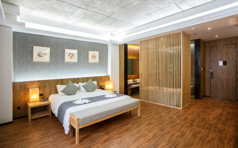 Premier Room, 1 King Bed | Egyptian cotton sheets, premium bedding, down comforters, minibar
