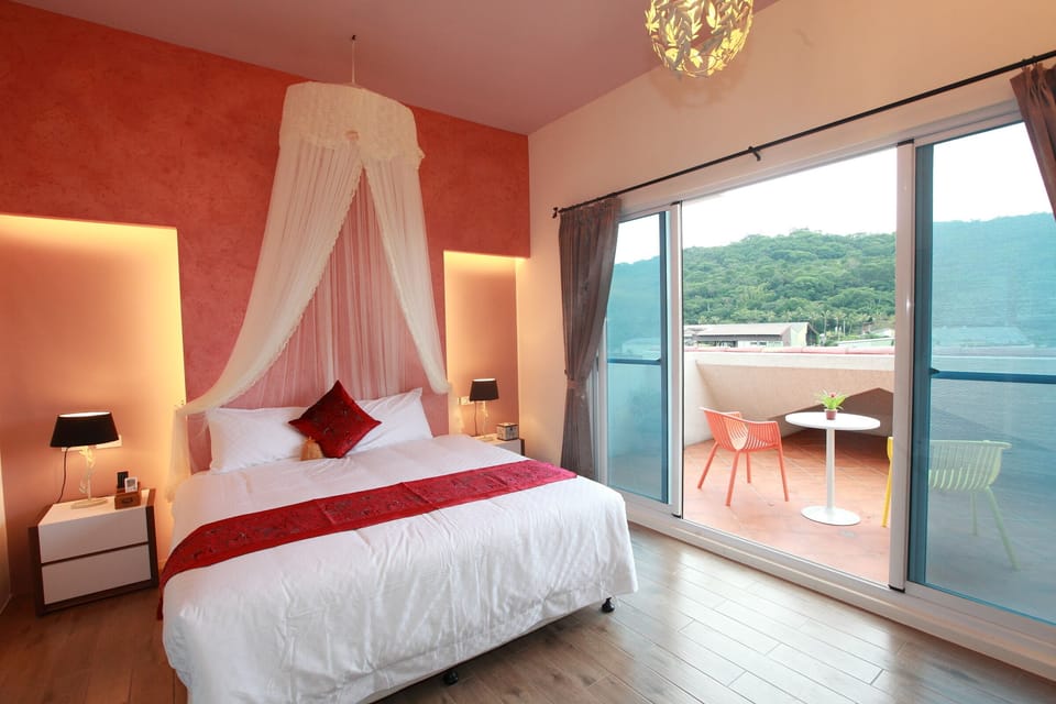 Deluxe Double Room, 1 Queen Bed, Balcony, River View | Soundproofing, free WiFi, bed sheets