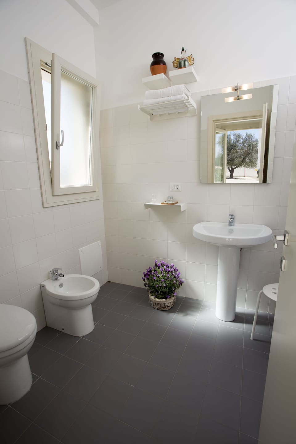 Shower, free toiletries, hair dryer, bidet