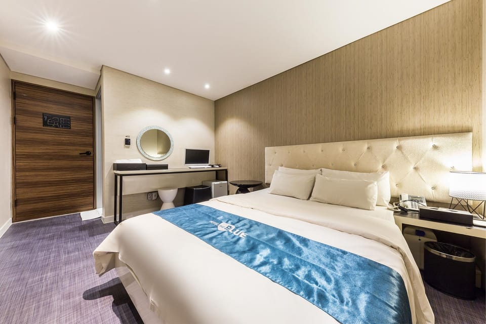 Deluxe Room, 1 Queen Bed, Smoking, Bathtub | Premium bedding, desk, free WiFi, bed sheets
