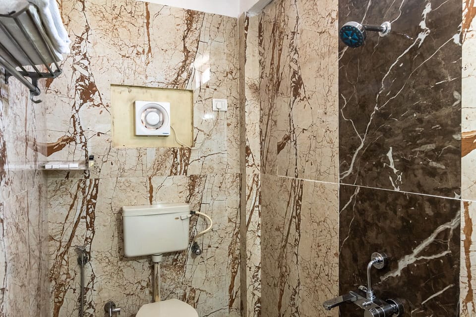 Deluxe Room | Bathroom | Shower, rainfall showerhead, free toiletries, towels