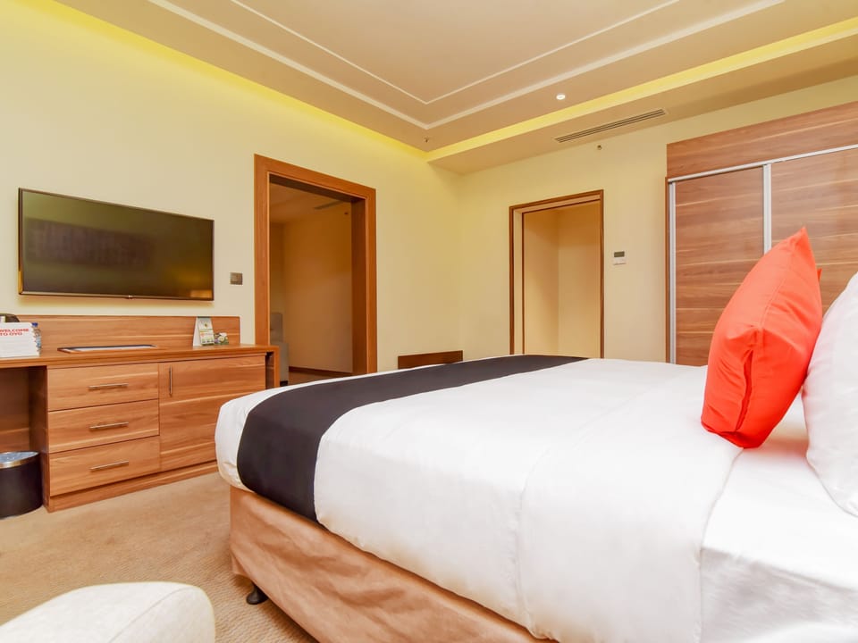 Junior Suite (King) | 1 bedroom, minibar, in-room safe, desk