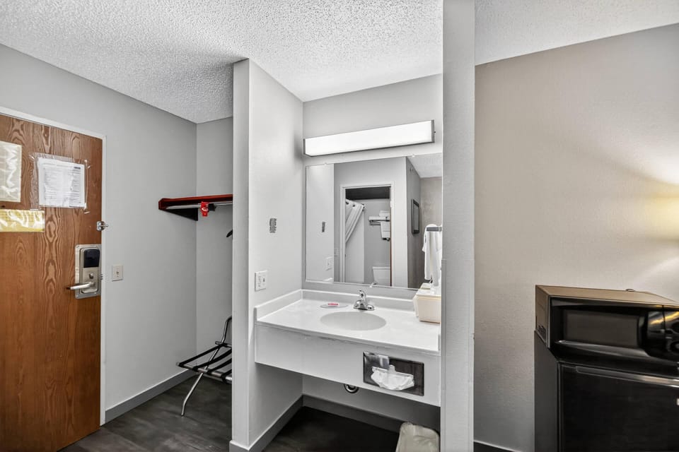 Desk, WiFi (free), bed sheets