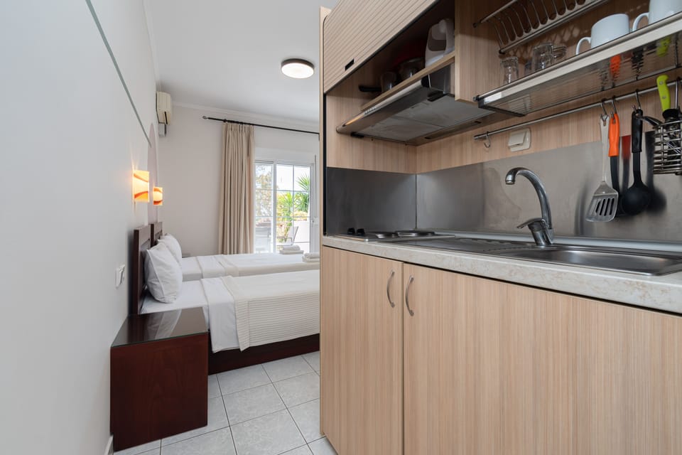 Executive Studio | Private kitchen | Fridge, stovetop, electric kettle, cookware/dishes/utensils
