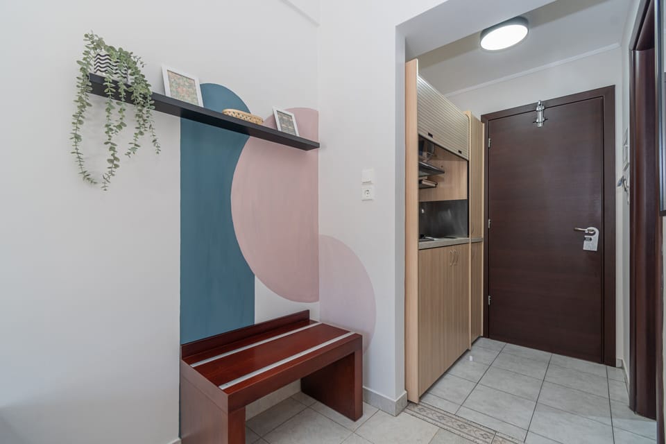 Deluxe Studio | Private kitchen | Fridge, stovetop, electric kettle, cookware/dishes/utensils